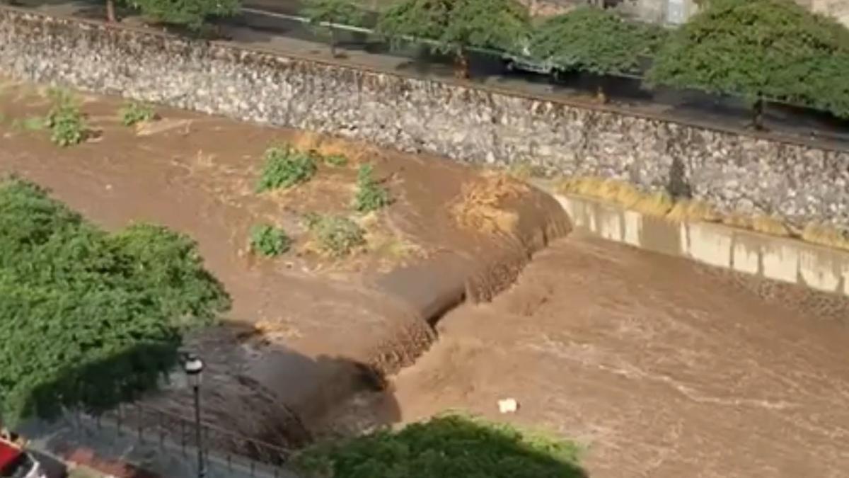 Las fuertes lluvias hacen correr el Barranco de Santos