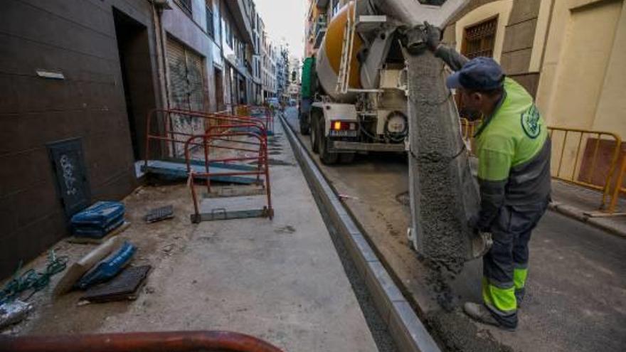 La calle San Jordi gana aceras y pierde aparcamientos