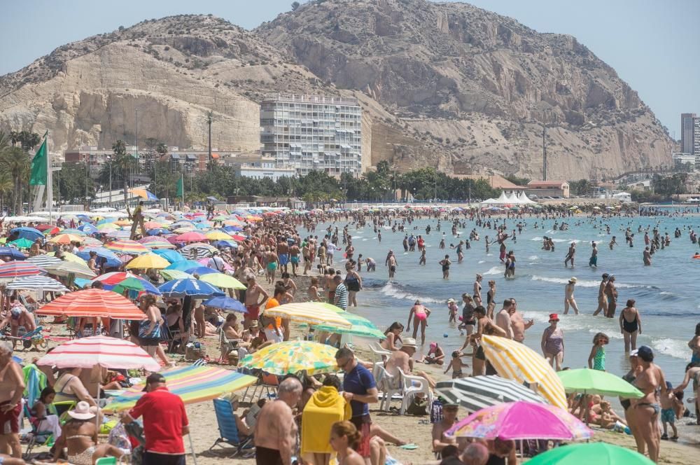 La playa del Postiguet abarrotada debido al buen tiempo