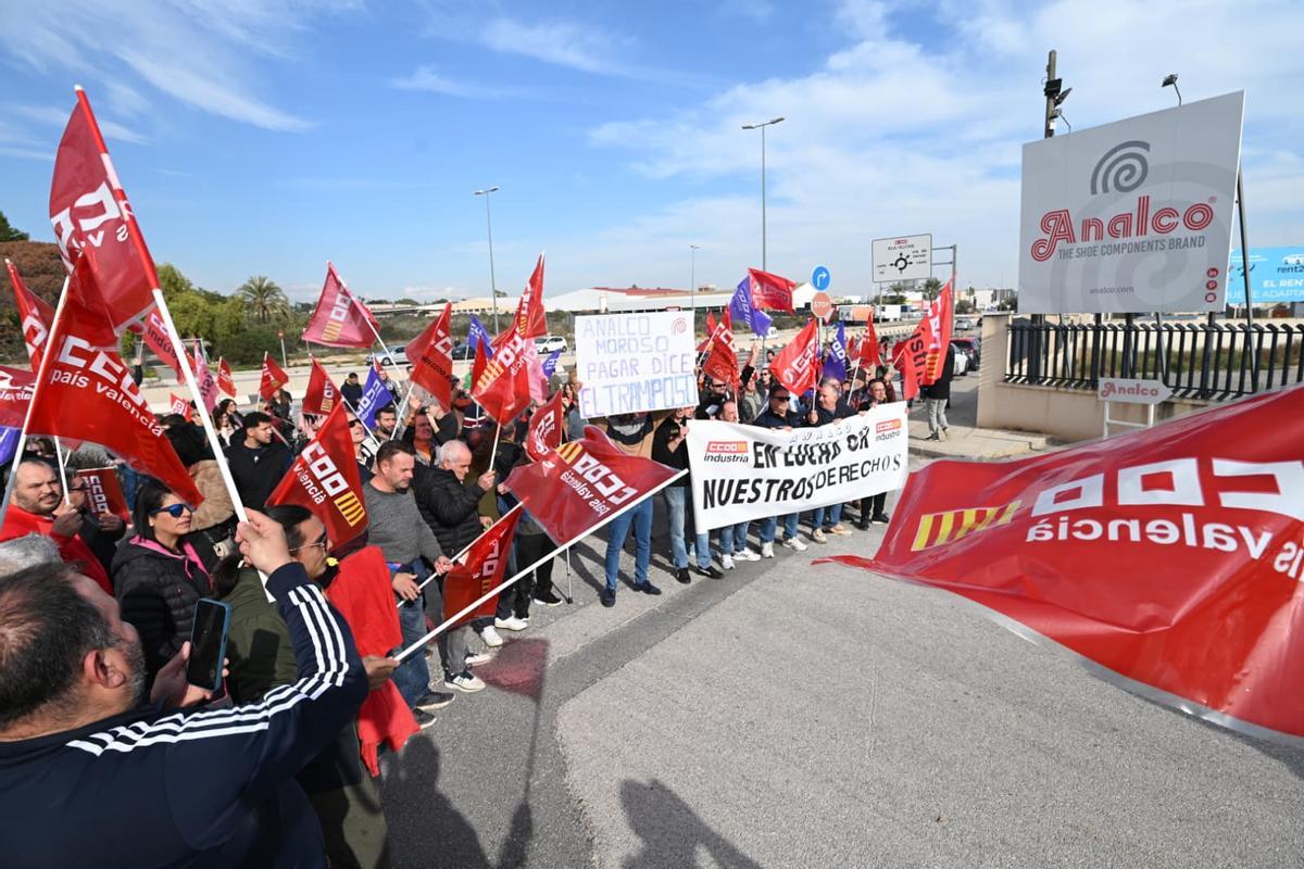 Los trabajadores han mostrado pancartas reivindicativas.