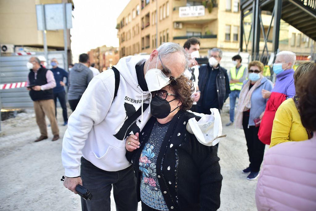 Los vecinos de las vías, celebran su primer viaje en el nuevo tren soterrado