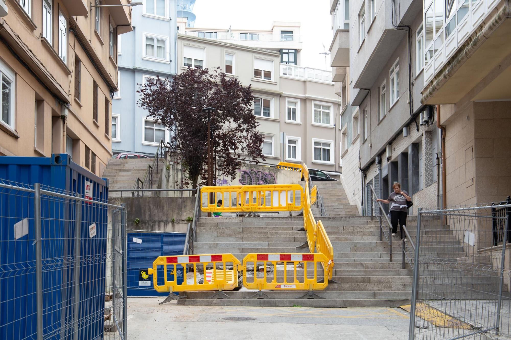 Comienza la instalación de ascensores en Pintor Villar Chao, en Os Castros