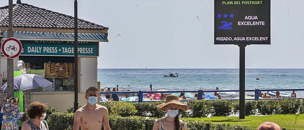 El panel informativo del Postiguet, además de recoger el estado del agua o el nivel de radiación, también da los datos de ocupación de la playa. HÉCTOR FUENTES