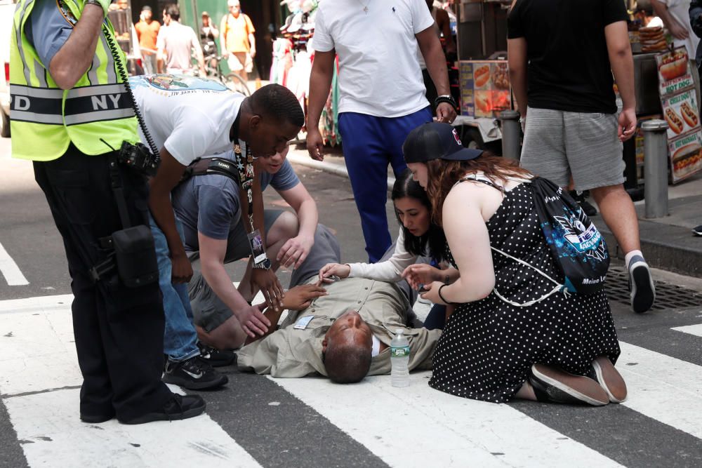 Un coche atropella a una multitud en Times Square