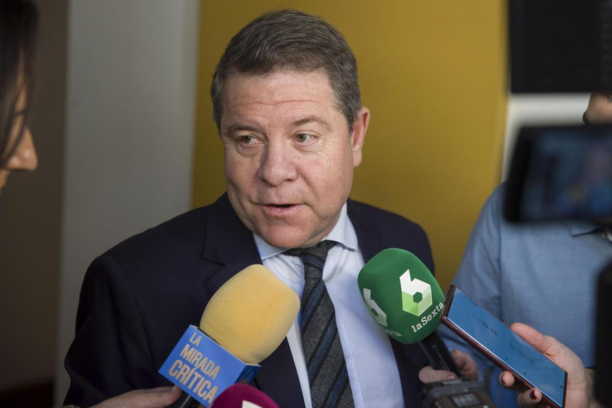 El presidente de Castilla-La Mancha, Emiliano García-Page, durante declaraciones a los medios en una imagen de archivo.