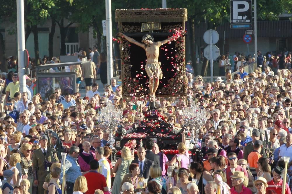 Cientos de miles de seguidores acompañan a la procesión por el centro de Vigo en medio de un asfixiante calor.