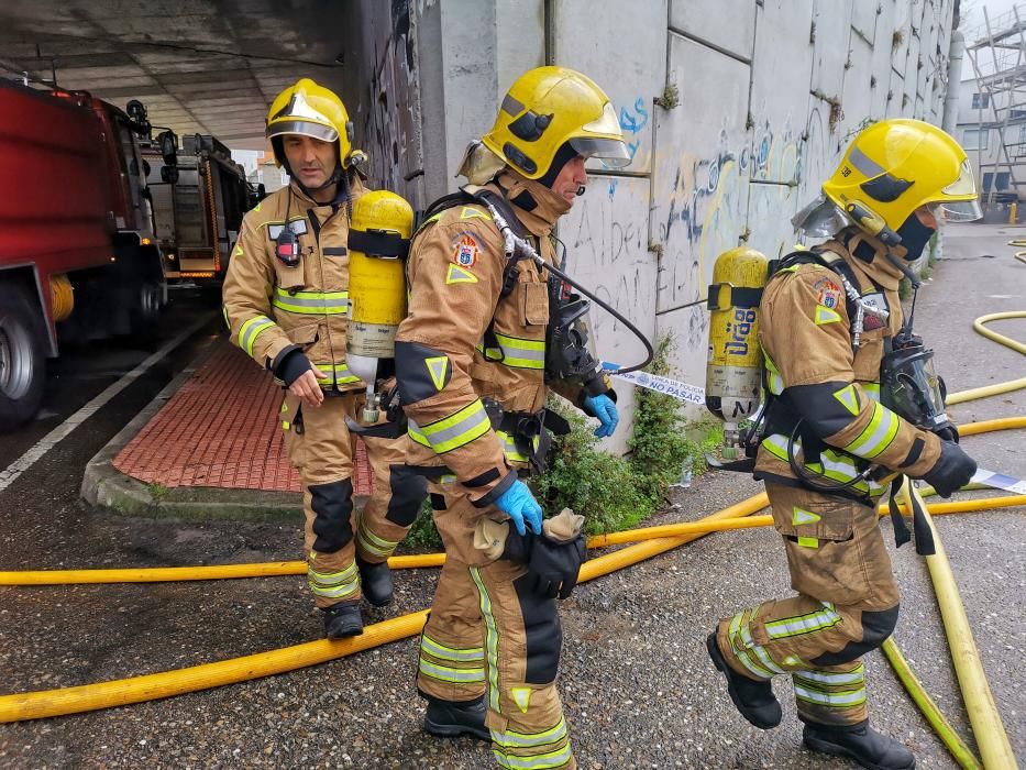 Gran incendio en un astillero de Marín