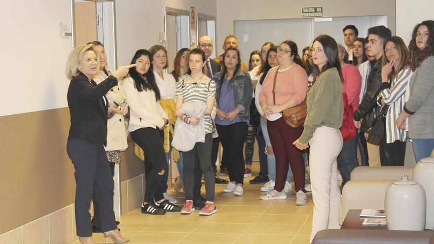 Josefina Fernández (izq.), con los alumnos del Colegio San Miguel.