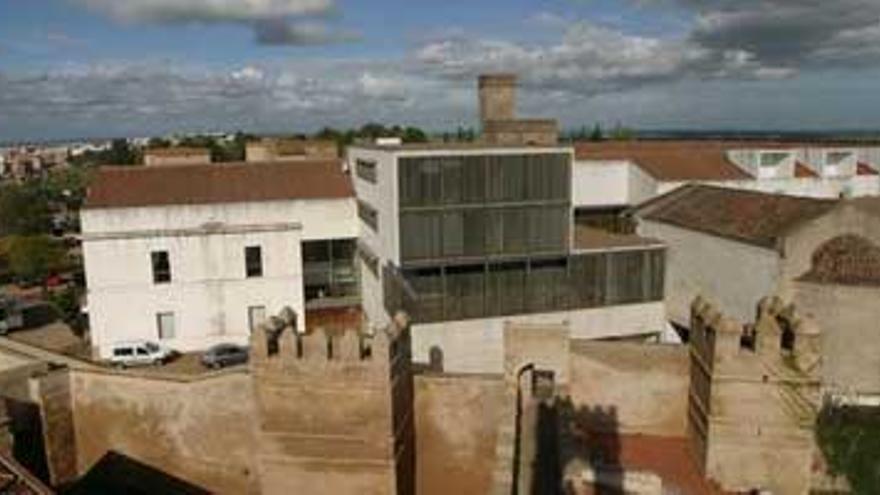 El Ayuntamiento de Badajoz propone colocar una cortina para tapar el cubo de Biblioteconomía