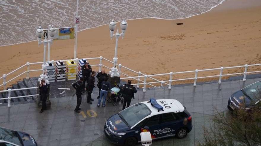 Los agentes intervinientes el domingo en San Lorenzo, junto al bebé y la madre.