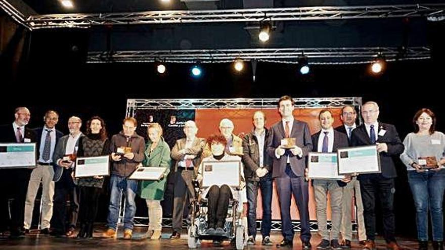 Foto de familia de todos los premiados en la gala Fuentes Claras en San Miguel de Arroyo