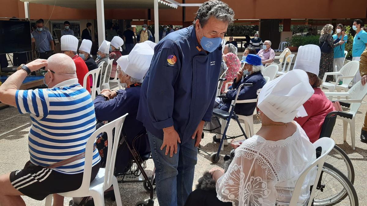 El cocinero Koldo Royo durante su espectáculo en la Bonanova con los mayores residentes.