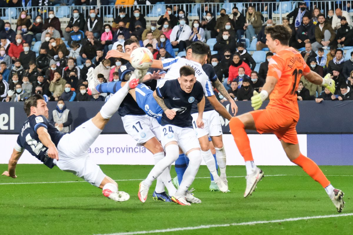 Un lance del duelo de LaLiga Smartbank entre Málaga CF y UD Ibiza, disputado en La Rosaleda a finales de enero.