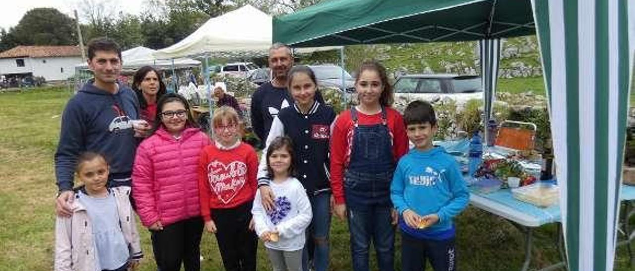 Alberto Sánchez y Carlos Villa junto a parte de los comensales.