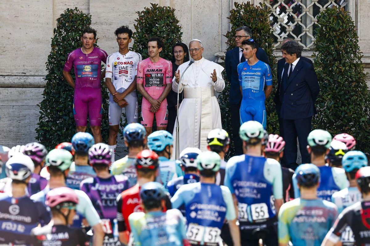 El Papa León XIV recibió a los ciclistas ayer en el Vaticano. | Efe