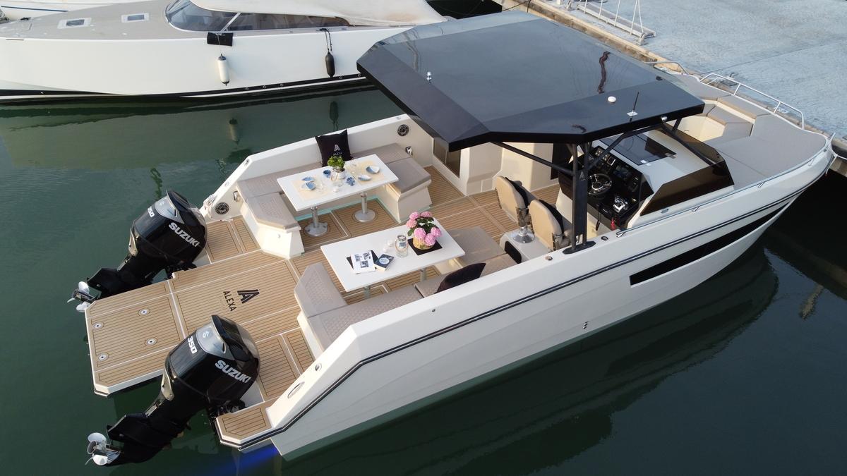El Alexa 37 de Astilux, un barco para disfrutar del mar en Ibiza.