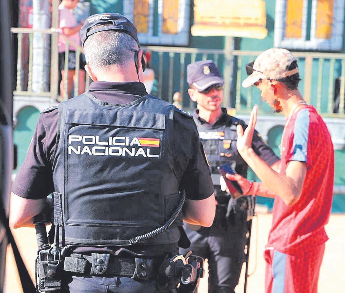 1. La Policía Nacional pide la identificación a un ciudadano en El Arenal. 2. Unidad ecuestre de la Policía Nacional, junto a la portada de la Feria. 3. Control de acceso bajo el puente de la autovía A-4 este lunes. 4. Punto de control conjunto de Policía Local y Nacional situado al final de uno de los accesos a El Arenal. 2 3 1