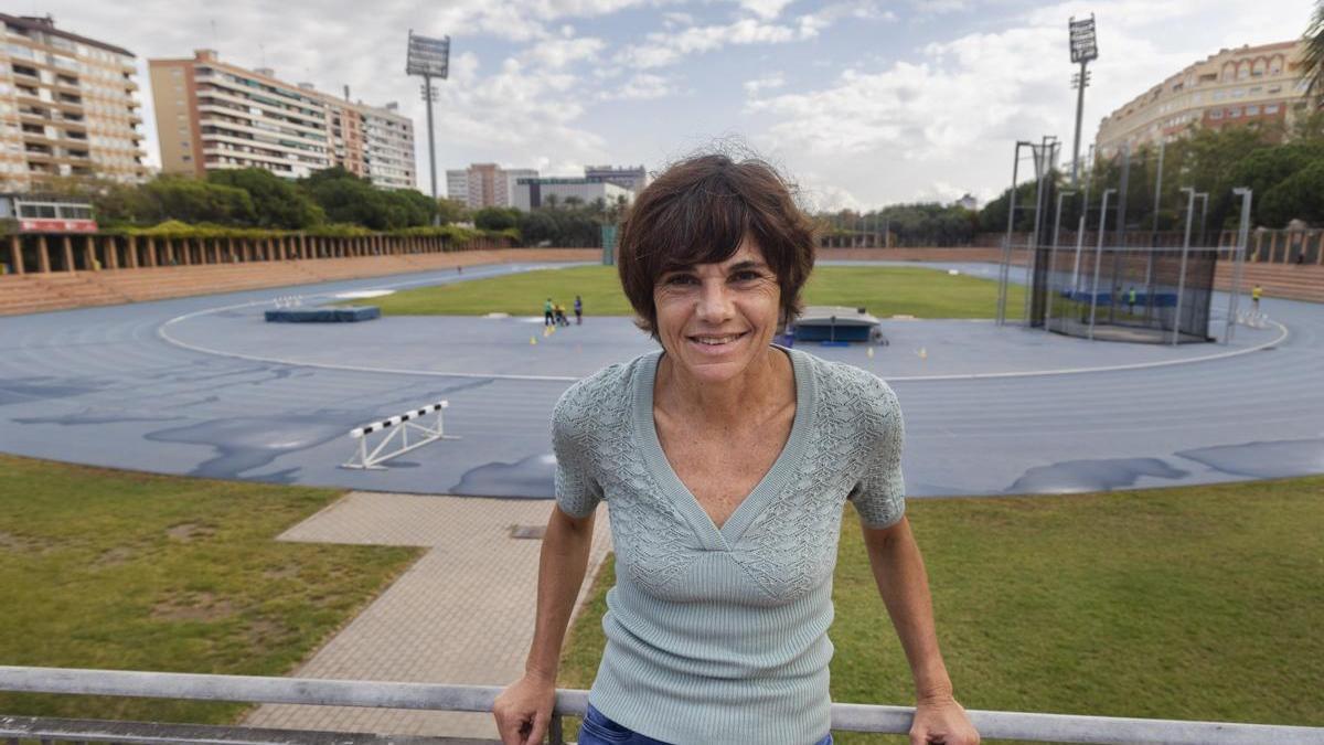 Mónica Pont, ante las pistas del Estadio del Túria en València