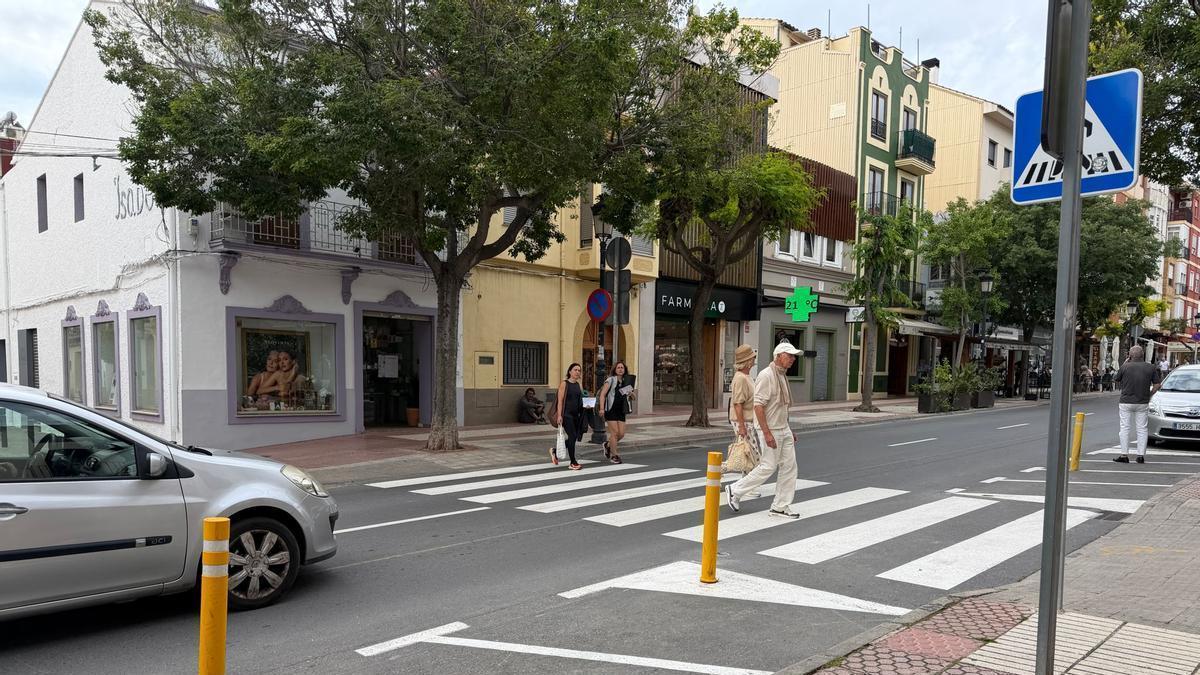Paso de peatones en la calle Santo Tomás, donde el Ayuntamiento instala luces solares para reforzar la seguridad vial.