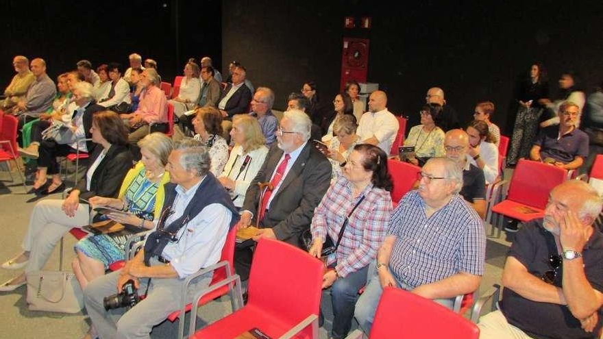 Asistentes a la inauguración de la exposición.