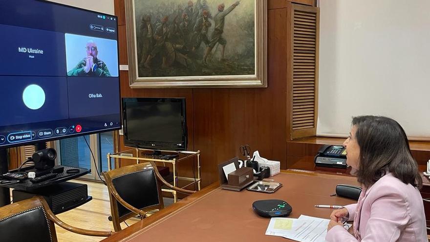 La ministra de Defensa, Margarita Robles, ha mantenido una conversación por videoconferencia con su homólogo ucraniano, Oleksii Reznikov.