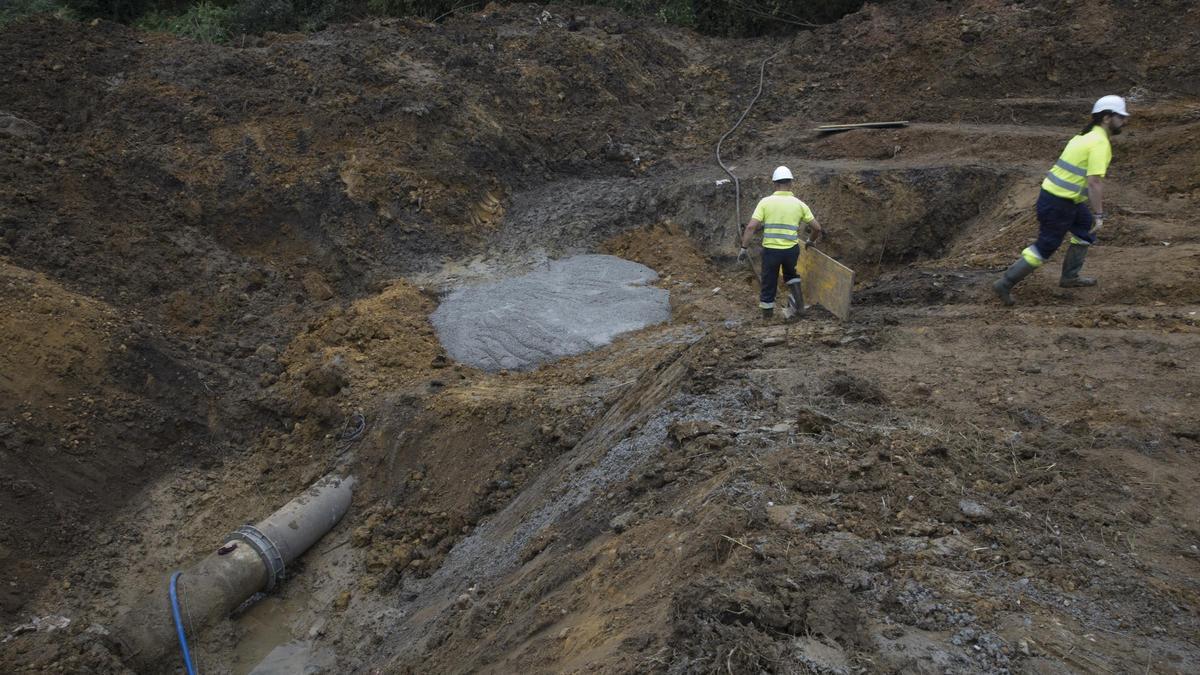 Obras en la traída de aguas de Siero, tras una avería en La Fresneda.
