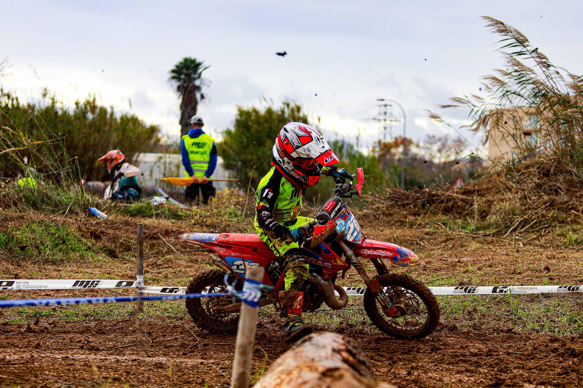 Motocross en Ibiza: el arte de pilotar sobre el barrizal
