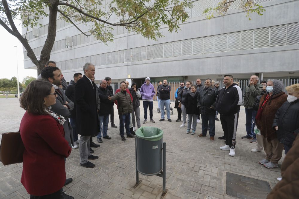 Una solución aleja el fantasma del desahucio para unos vecinos de un edificio de Sagunt.