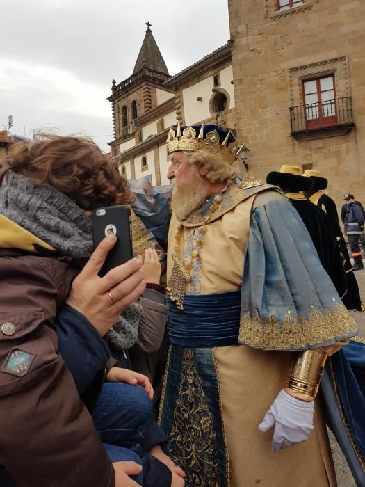 Los Reyes Magos llegan a Gijón para repartir regalos e ilusión