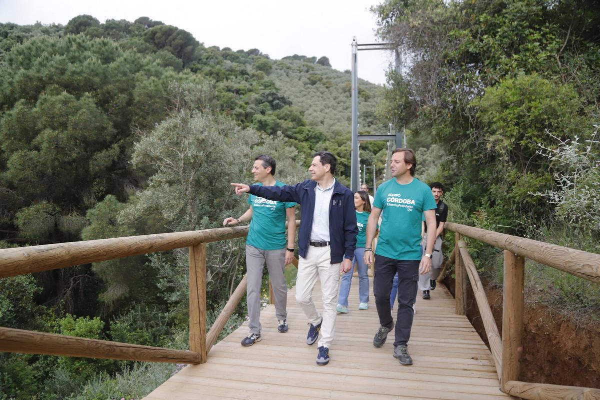 Juanma Moreno hace campaña en el cinturón verde de Córdoba