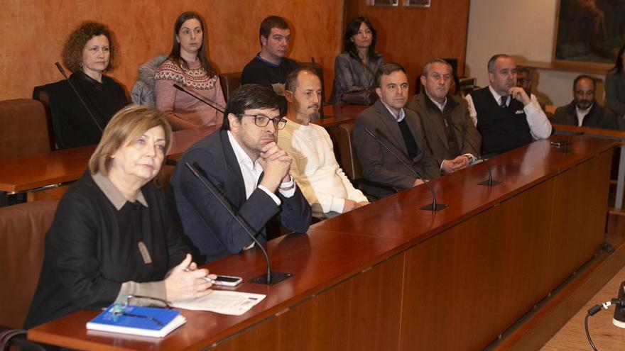 La alcaldesa, Mariví Monteserín, y Jesús Daniel Salas, ayer, con representantes de las empreas y del Club de Calidad durante la exposición de cada uno de los participantes.