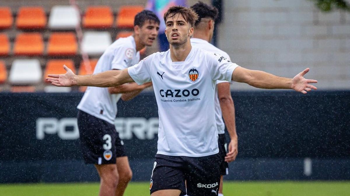 Alberto Marí celebra un gol con el filial del Valencia