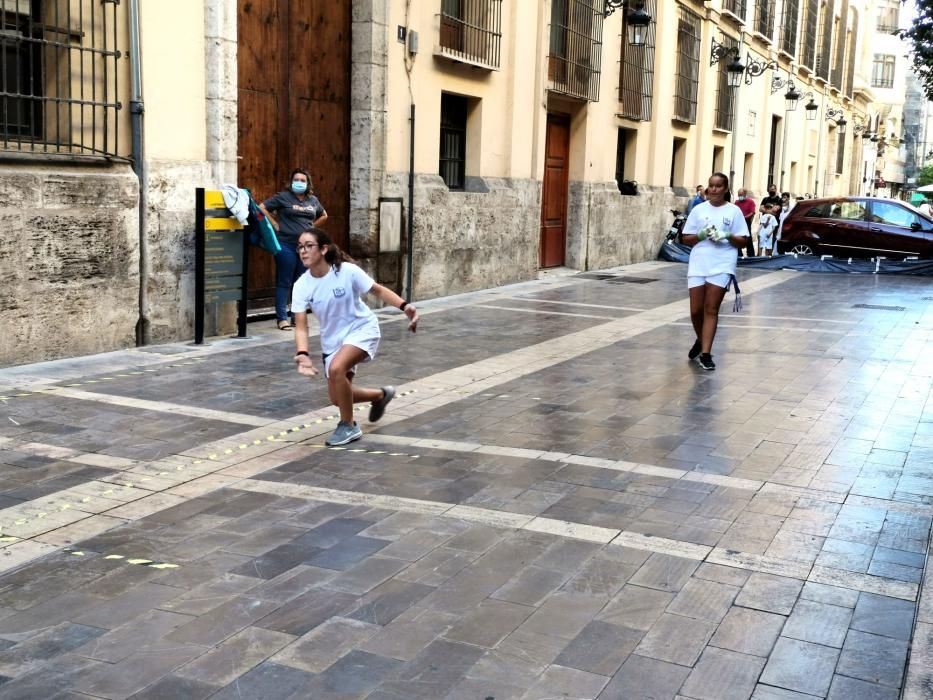 Las fallas infantiles recuperan la pilota valenciana en la calle del ayuntamiento