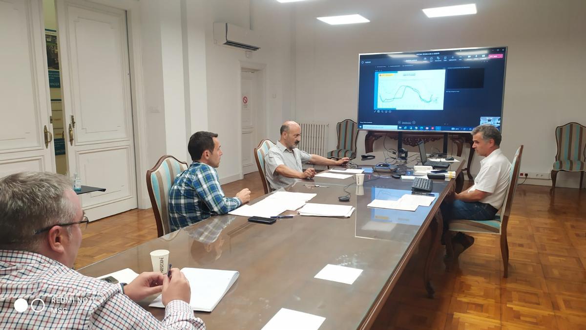 Reunión de la mesa técnica de la sequía en la CHMS, ayer.