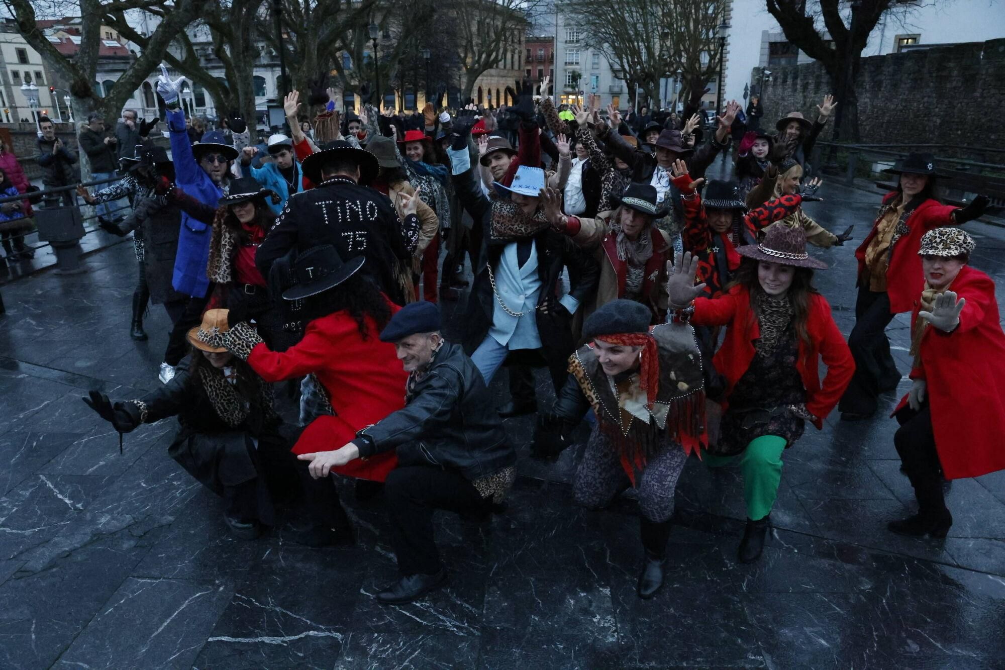 EN IMÁGENES: Flashmob en honor a Tino Casal en Gijón