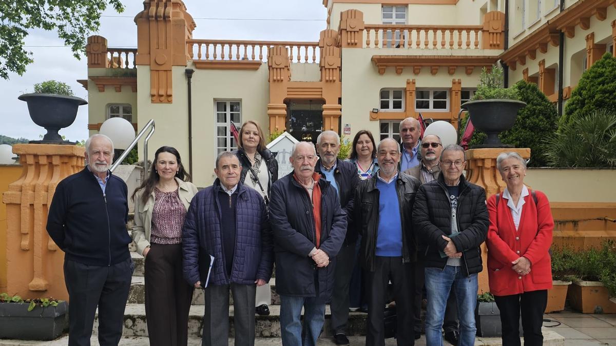 El jurado del concurso de relatos de La Felguera, reunido en el Palacio de las Nieves