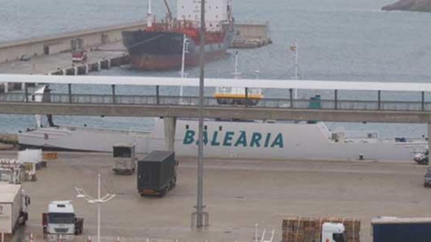 El barco rescatado, ya en el puerto de Ibiza.