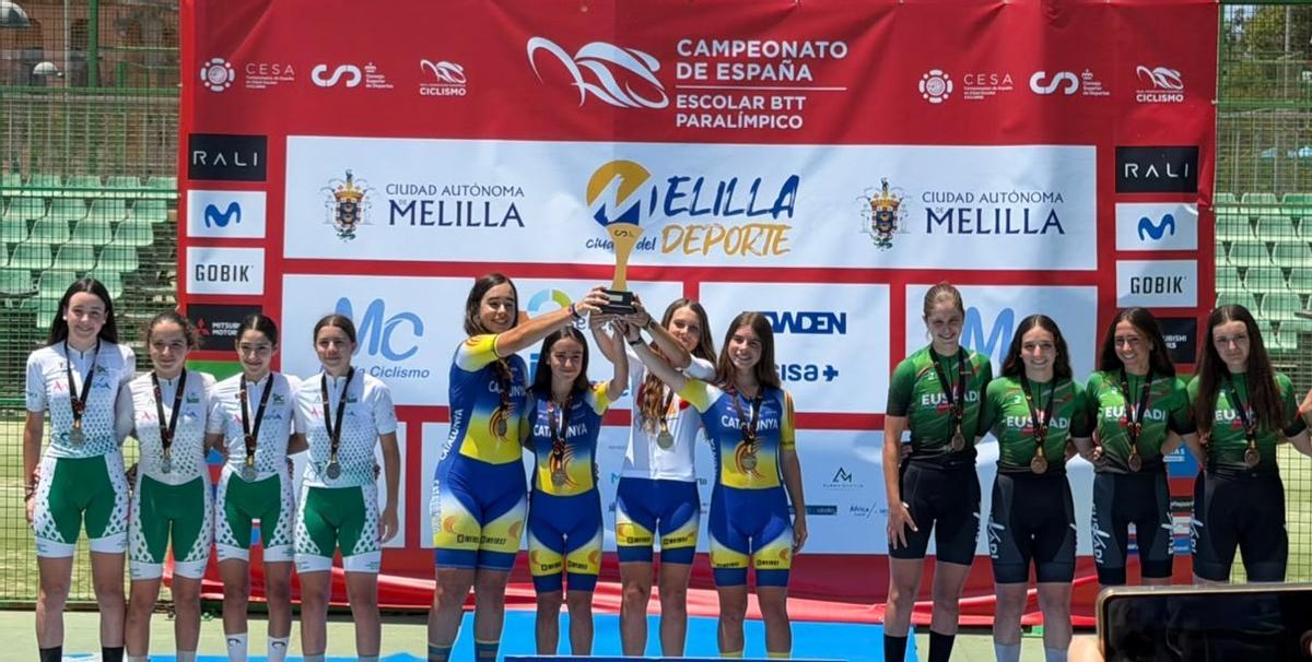 La selección andaluza cadete, a la izquierda, en el podio del Campeonato de España.