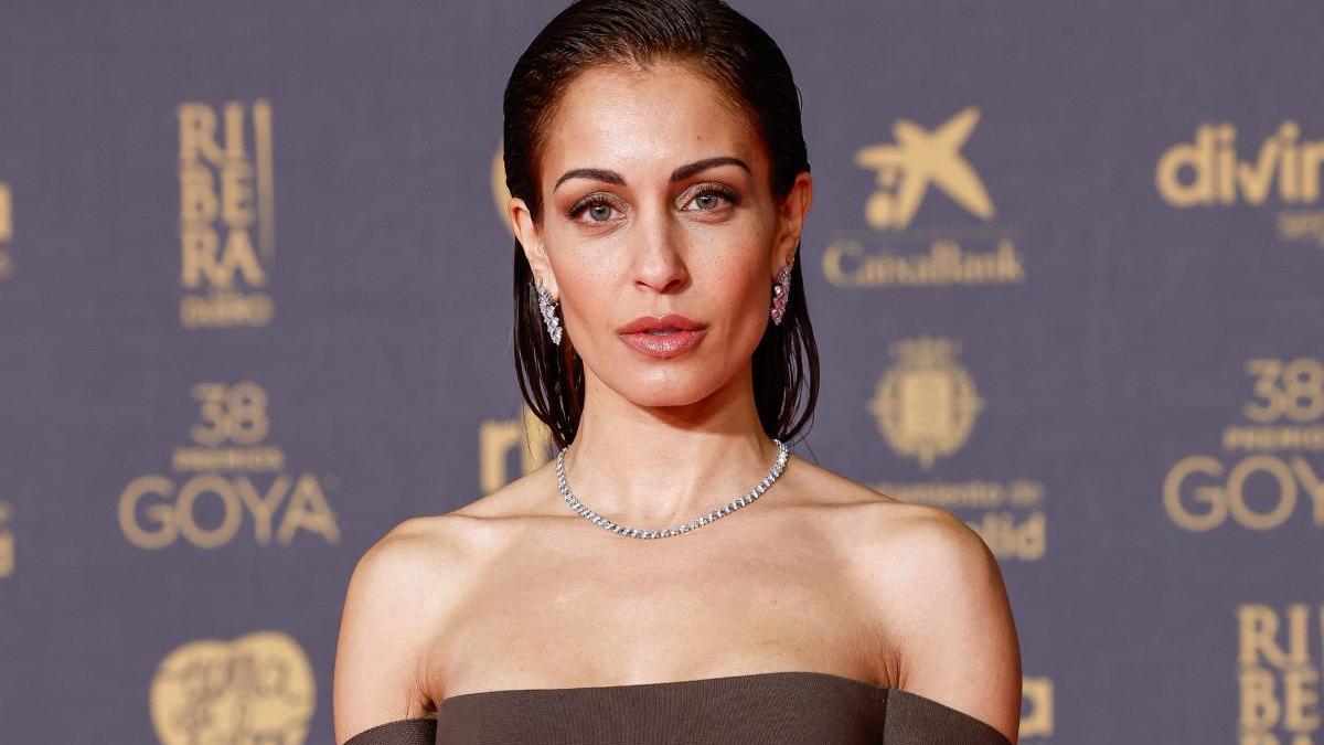 Hiba Abouk luce hombros con el escote más tendencia para los Premios Goya 2024