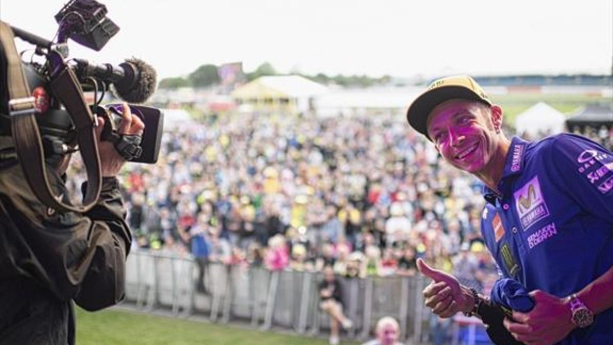 El italiano Valentino Rossi, nueve veces campeón del mundo e icono del Mundial, saluda, el pasado jueves, al público presente en la subasta de Silverstone.