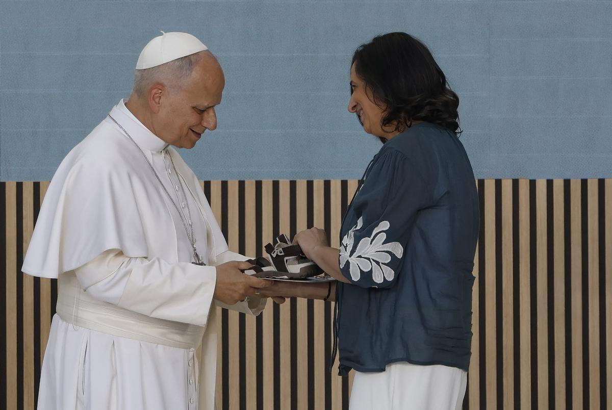 El papa León XIV en su visita este sábado al centro CEDIA 24 Horas, de Cáritas Madrid. El papa León XIV en su visita este sábado al centro CEDIA 24 Horas, de Cáritas Madrid.