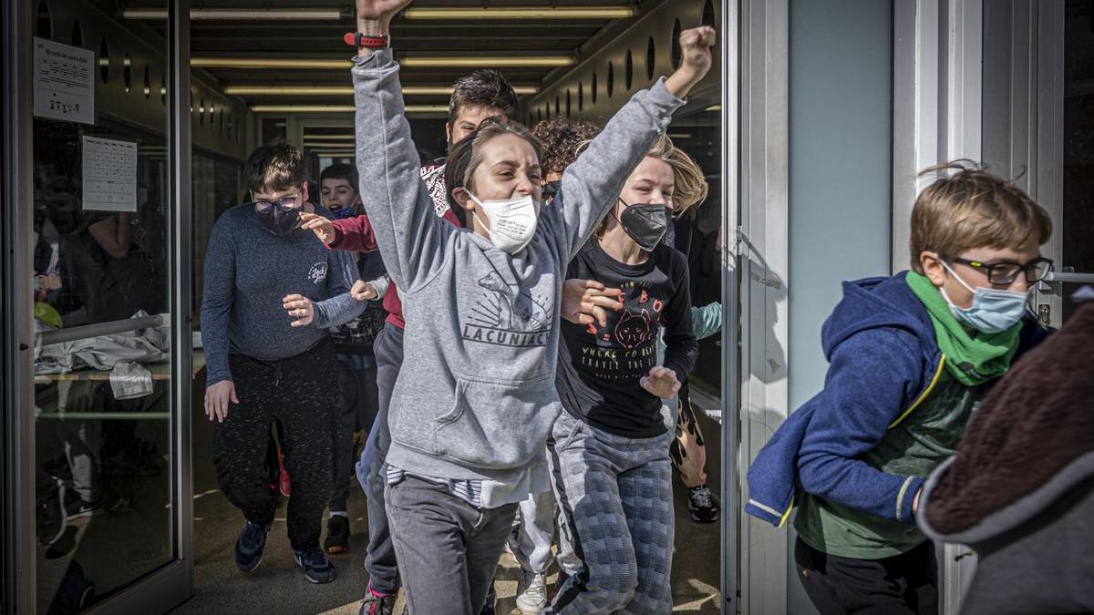 Niños con mascarilla en un colegio de Barcelona.