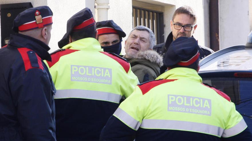 El detingut pel crim de Susqueda, durant els escorcolls a Anglès