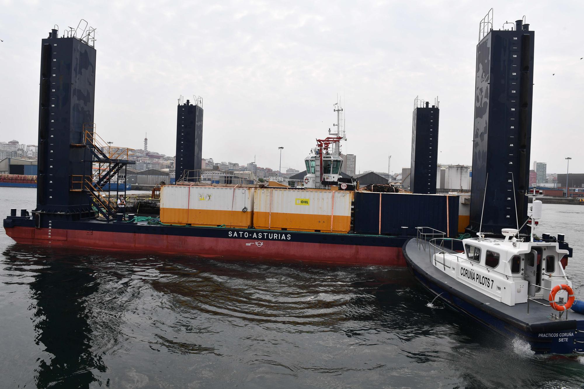 El buque cajonero ‘Sato Asturias’ atraca en el muelle del Centenario