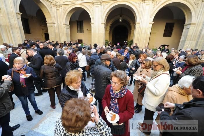 Reparto de boniatos en el Palacio Episcopal por San Fulgencio