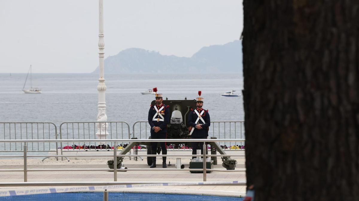 Dos soldados, durante el Día de las Fuerzas Armadas.