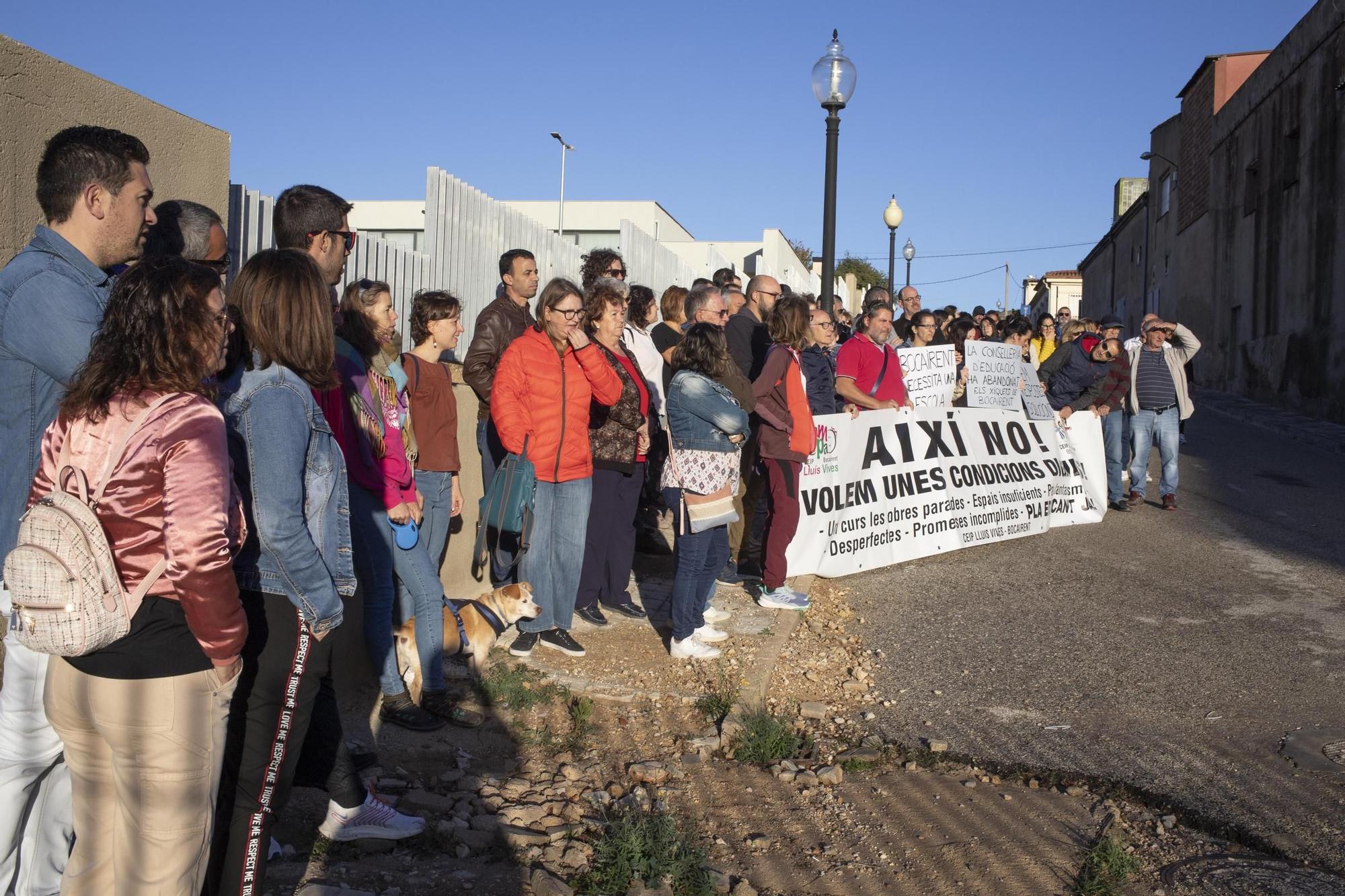 Protesta a las puertas del CEIP Lluís Vives de Bocairent por la paralización de las obras.