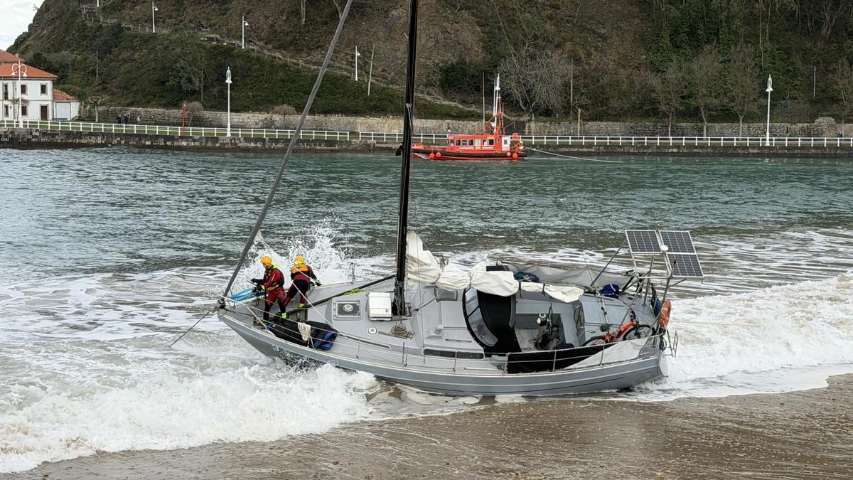 El rescate del velero varado en la playa de Ribadesella.