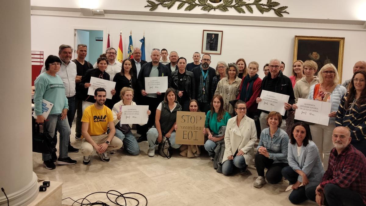 Alumnos y profesores de la Escuela de Idiomas de Dénia junto a los ediles que han sacado adelante el acuerdo contra la supresión de plazas y grupos