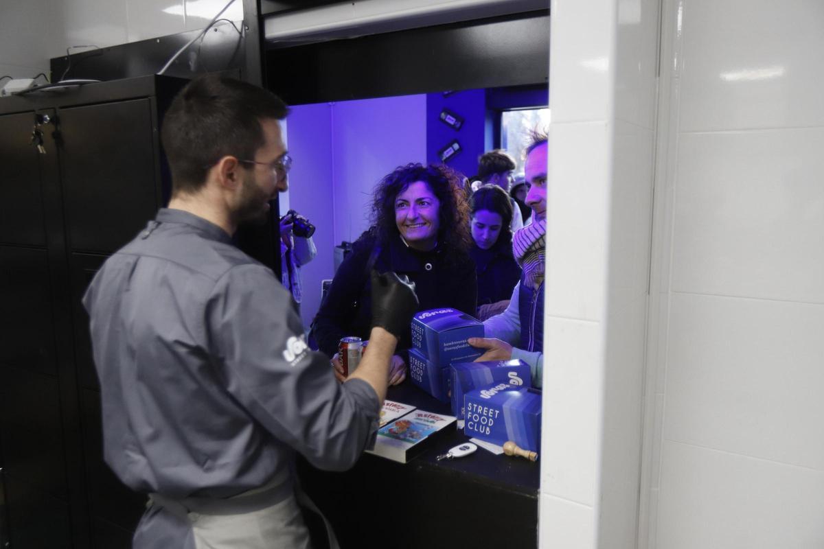 En imágenes | Abre en Voraz Steet Food en Zaragoza, un take away escondido en un videoclub